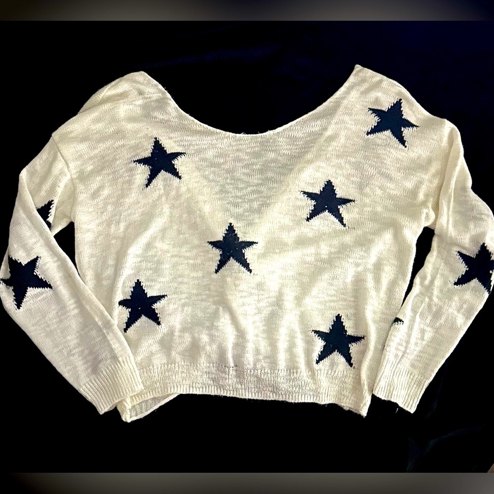 Mid drift sweater with stars